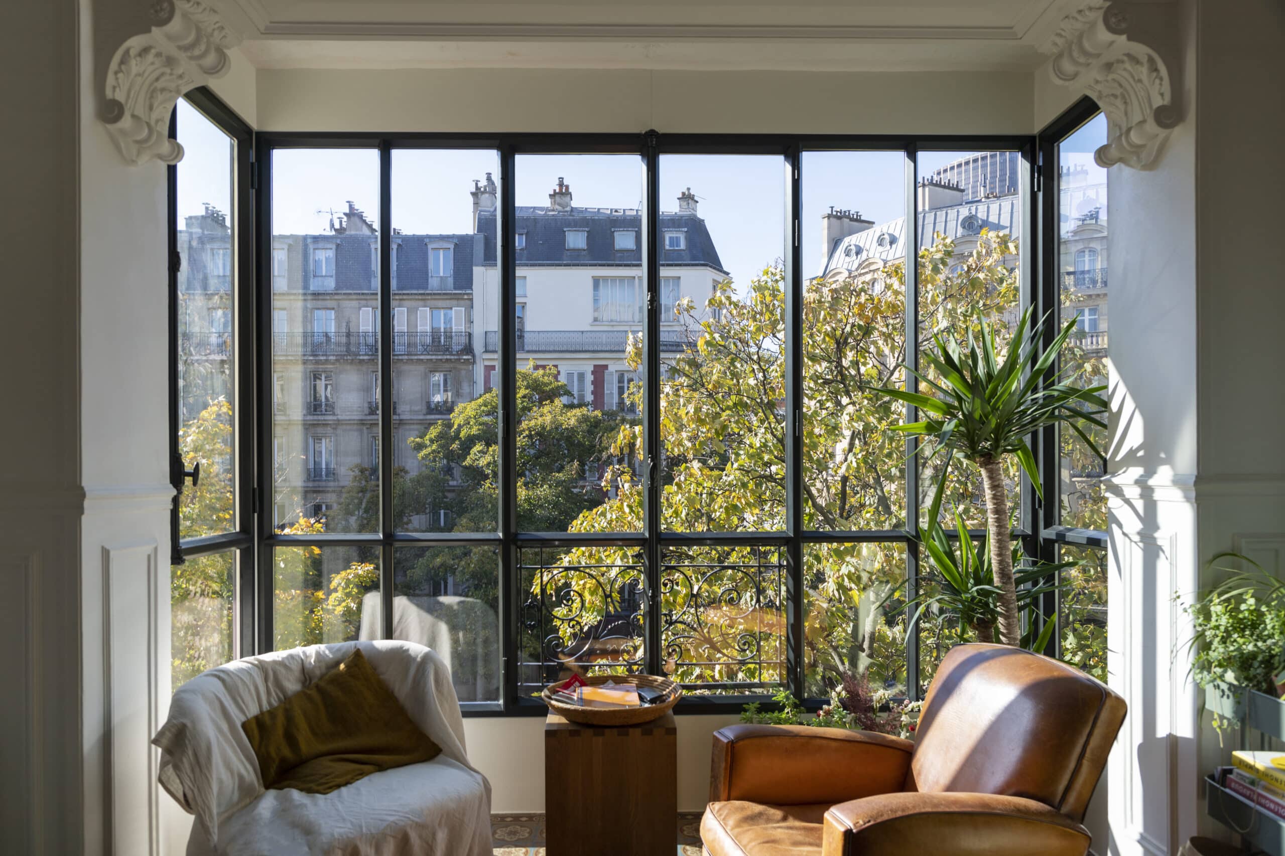 Parisian appartment with steel windows